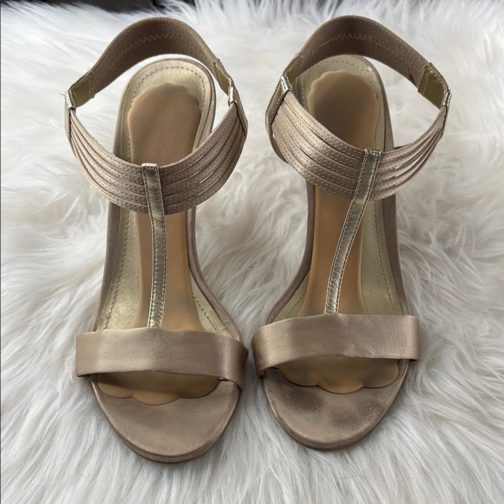 Kenneth Cole Gold Satin Heels T-Strap Design - Picture 4 of 7